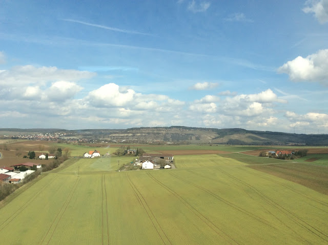 ドイツ鉄道の食堂車から望む田園風景