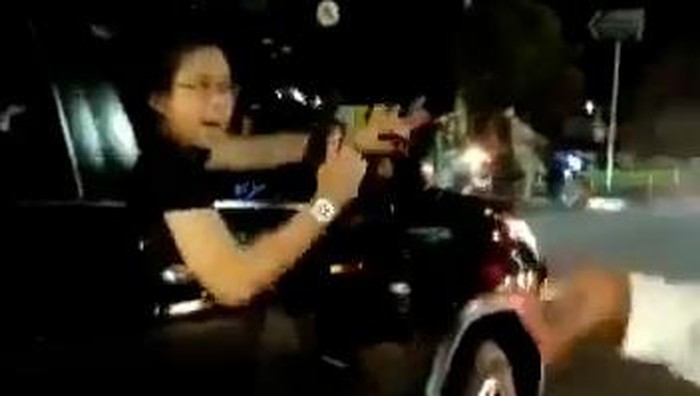 Perempuan Pengemudi Fortuner  Sempat Senggol Motor, Marah dan Acungkan Pistol Akhirnya Ditangkap