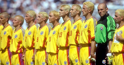 Jugadores de la UD Salamanca, con Stelea a la cabeza, en partido de Rumanía en Francia 98