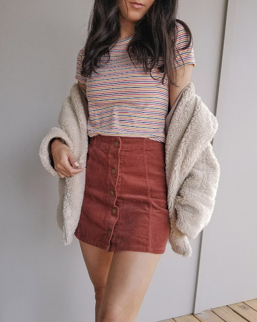 cute outfit ideas fall winter, sherpa jacket outfits, button front skirt outfit 