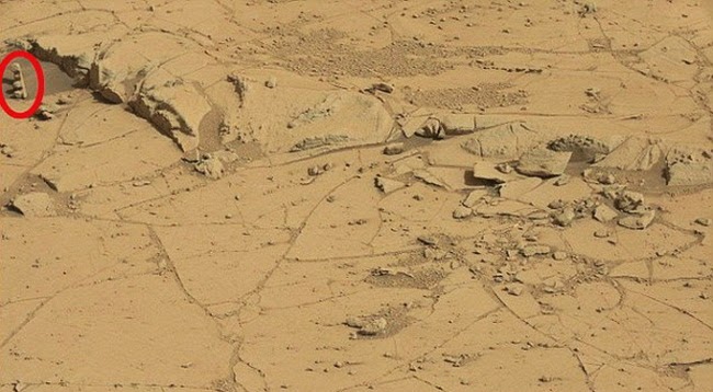 Batu Unik Bentuk Lampu Lalu Lintas di Planet Mars