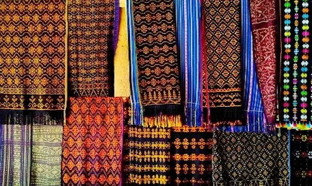 Tekstil Tradisional Indonesia: Suatu Kain Budaya