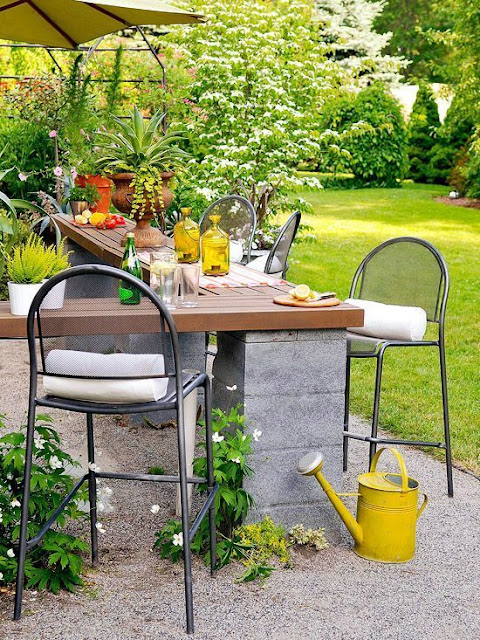 Τραπέζι-πάγκος κήπου από τσιμεντόλιθους και ξύλινες σανίδες