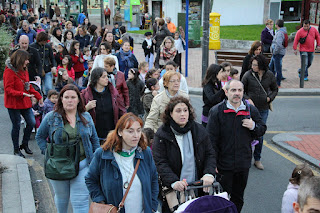 El desfile de Olentzero del colegio Arteagabeitia reivindica que se haga un patio cubierto