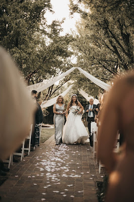 Novia caminando hacia el altar de la mano de su madre