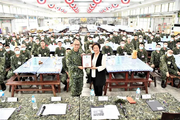 ▲彰化縣長王惠美關心彰化子弟兵，4日上午由縣府民政處副處長陳俊南、彰化縣軍人服務站長魏治民等人陪同，前往嘉義中坑營區探視陸軍第225梯次縣籍役男共109人，受到營區長官及受訓役男熱烈歡迎。（彰化縣政府提供）