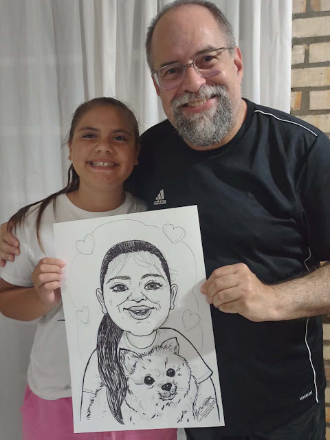 Desenhista Marcelo Lopes de Lopes atende pedido de sua cliente desenhando ao vivo