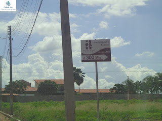 Placas indicam a direção para o Santa Rosa Hotel.