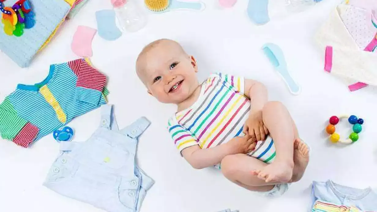 Yenidoğan Bebek Giyim Rehberi: Temel Kıyafetler ve Öneriler