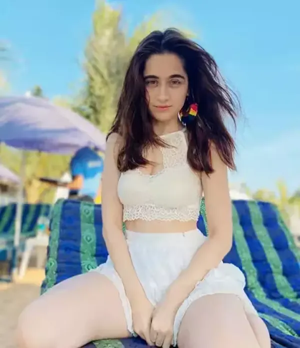 sanjeeda shaikh short skirt heeramandi actress