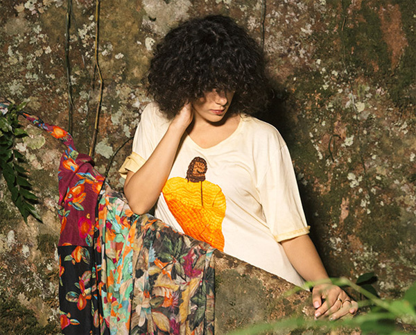 Farm e a cantora Céu coleção Velvet Caju camiseta bordada com estampa