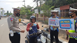 Cegah Penyebaran Corona Virus, Satlantas Polres Indramayu Bagikan Masker