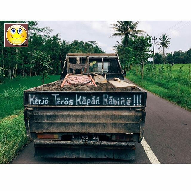 Meme Tulisan Belakang Bak Truk  Lucu  Disini Aja Tempatnya