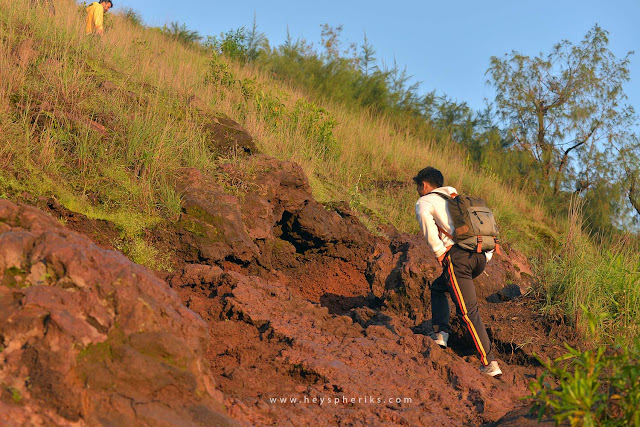 Trek bebatuan gunung batur