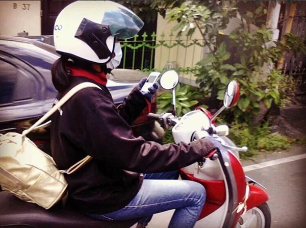 Ini Ancaman dan Bahaya Ketika Naik Motor Sambil Bermain Pokemon Go