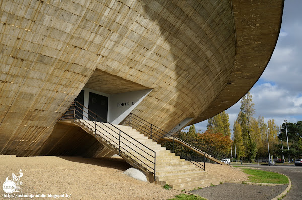 Saint-Nazaire - Palais des sports, Salle des sports des grand marais, "La Soucoupe"  Architectes: Louis Longuet, René Rivière, Roger Vissuzaine, Gustave Joly  Ingénieurs: René Sarger, Jean-Pierre Batellier  Construction: 1963 - 1970 