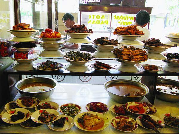 EXPLORE INDONESIA: Masakan Padang The Traditional Cuisine Indonesia