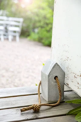 Um objeto tão essencial para evitar que as portas batam e que acaba contribuindo para a decoração da casa, o peso de porta pode ser confeccionado com diversos materiais, desde garrafas pet até tecidos.