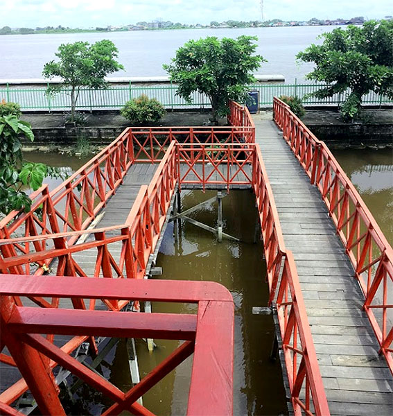 Jembatan kayu dengan view sungai Kapuas di Kolam Renang Muara Kapuas