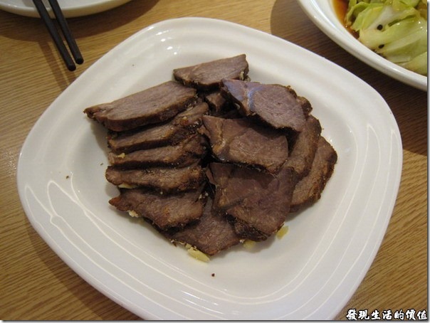 上海-西貝攸面村。「草原醬牛肉」，這裡所有的菜色似乎都要強調「草原」兩個字。這牛肉選用精瘦帶筋的牛腿肉下去滷煮，滷好的牛肉色澤成綜灰色，組織纖維較粗，有豐富的口感，吃起來有點像牛肉乾，淡味道稍有不同。