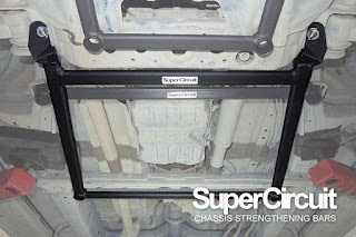 SUPERCIRCUIT Mid Chassis Brace is installed to the Toyota Hilux REVO 2.4D VNT undercarriage.