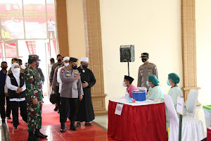 Tinjau Vaksinasi Serentak 114 Titik di Jatim, Kapolri Optimis Target 2 Juta Per Hari Tercapai 