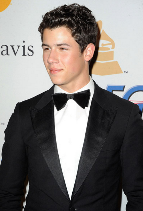 Nick Jonas llama la atenci n a su llegada a la Gala PreGrammy 2011 en el