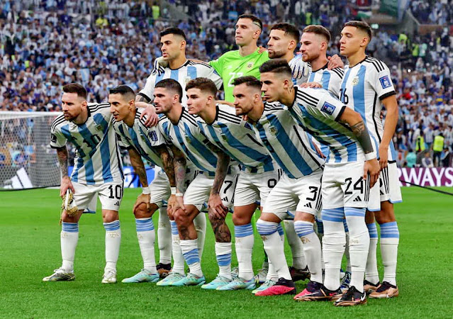 SELECCIÓN DE ARGENTINA. Temporada 2022-23. Cristian Romero, Emiliano Martínez, Nicolás Otamendi, Alexis Mac Allister, Nahuel Molina. Lionel Messi, Ángel Di Maria, Rodrigo De Paul, Julián Álvarez, Nicolás Tagliafico, Enzo Fernández. SELECCIÓN DE ARGENTINA 3 SELECCIÓN DE FRANCIA 3 En los penaltis: SELECCIÓN DE ARGENTINA 4 SELECCIÓN DE FRANCIA 2 Domingo 18/12/2022, 16:00 horas. XXII Copa Mundial de fútbol de la FIFA Catar 2022, Final. Lusail, Municipalidad de Al Daayen, Catar, estadio de Lusail: 88.966 espectadores. GOLES: ⚽1-0: 23’, Lionel Messi, de penalti. ⚽2-0: 36’, Ángel Di María. ⚽2-1: 80’, Kylian Mbappé, de penalti. ⚽2-2: 81’, Kylian Mbappé. ⚽108’, Lionel Messi. ⚽3-3: 118’, Kylian Mbappé, de penalti. PENALTIS: ⚽0-1: Kylian Mbappé, gol. ⚽1-1: Lionel Messi, gol. 1-1: Kingsley Coman, para Emiliano Martínez. ⚽2-1: Paulo Dybala, gol. ⚽2-1: Aurélien Tchouaméni, lanza fuera. ⚽3-1: Leandro Paredes, gol. ⚽3-2: Randal Kolo Muani, gol. ⚽4-2: Gonzalo Montiel, gol.