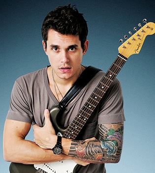 Foto de John Mayer abrazando a su guitarra