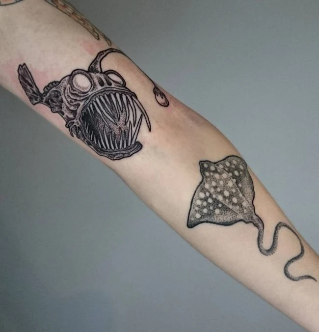 tatuaje de mantarraya en puntos sobre el antebrazo