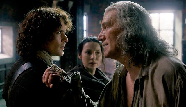 Jamie Fraser (Sam Heughan) konfrontálódik hírhedt nagyapjával, Lord Lovattal (Clive Russel) Claire (Caitriona Balfe) jelenlétében az Outlander sorozat 2. évadának 8. epizódjában
