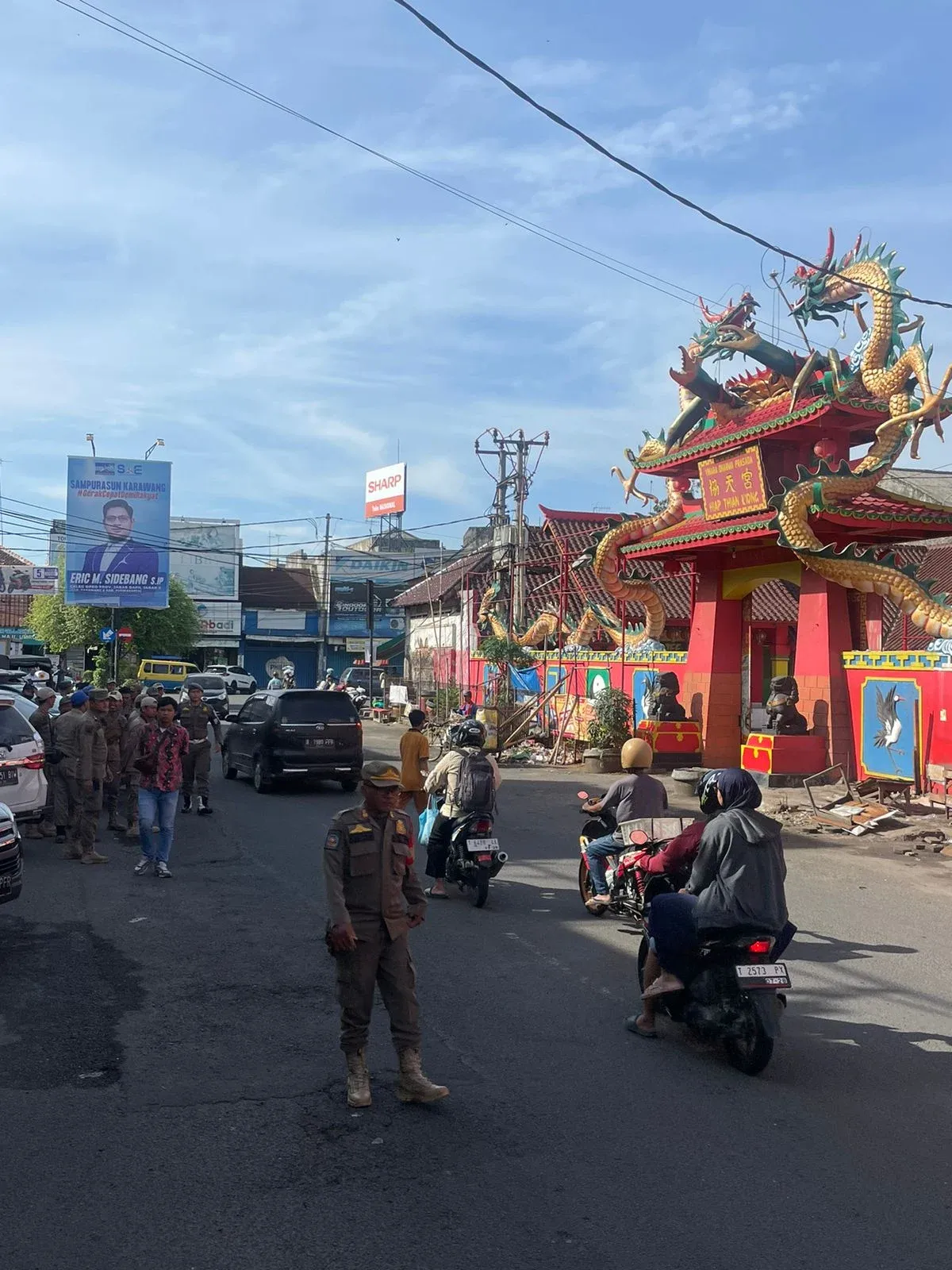 Pasukan Gabungan Tertibkan Jalan Raya Ir . H Juanda Kota Karawang