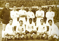 VALENCIA C. F. - Valencia, España - Temporada 1963-64 - Zamora, Piquer, Quincoces, Vidagany, Paquito, Roberto; Cabello, Guillot, Waldo, Sánchez Lage y Héctor Núñez - 6º en la Liga, con Pasieguito y Mundo de entrenadores