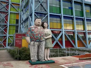 하슬라아트월드-남자와-여자-팔짱한-조각품