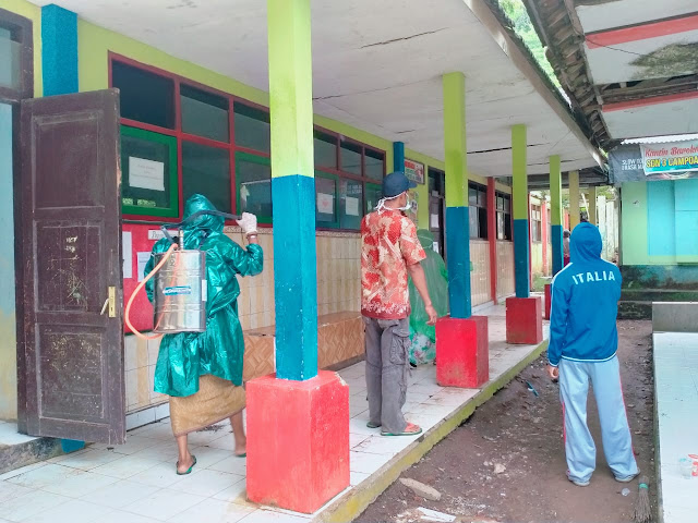 Gerakan pencegahan Covid19, Kades Campoan Mlandingan lakukan penyemprotan Disinfektan.