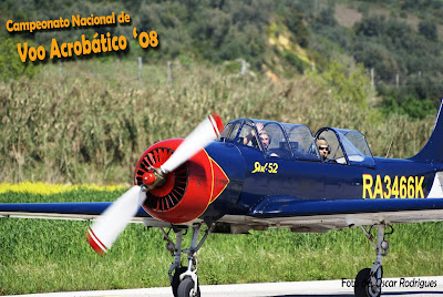 Massimo Spiga em Yak 52 acenando no Campeonato Nacional de Voo Acrobático 2008