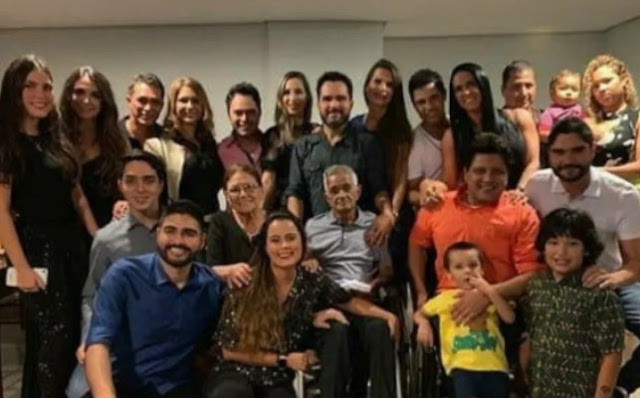 Francisco Camargo com filhos e netos; publicada em 24 de novembro de 2020 em redes sociais dos sertanejos Zezé di Camargo e Luciano, filhos de Francisco Goiás