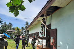 Satgas Pamrahwan Yonif 756/WMS Renovasi Balai Kampung Soba 