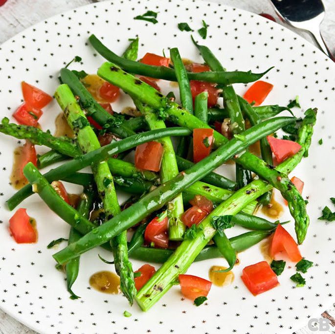 Salade van gegrilde groene asperges, haricots verts, tomaat en een klassieke vinaigrette