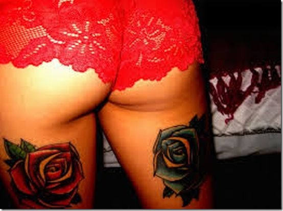 belle_rose_en_vertu_de_tatouage_sur_la_fesse