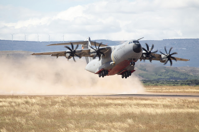 El A400M realiza pruebas sobre pista no pavimentada cerca de Zaragoza.