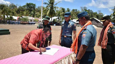 Saumlaki, Malukupost.com - Komandan Pangkalan Utama TNI Angkatan Laut (Danlantamal) IX Ambon, Laksamana Pertama TNI Budi Purwanto, S.T, M.M menutup kegiatan TNI Manunggal Membangun Desa (TMMD) ke-106 Kodim 1507 Saumlaki, Tahun Anggaran 2019 di desa Lermatang, kecamatan Tanimbar Selatan, Kamis (31/10). Dandim 1507 Saumlaki, Letkol. Inf. Rahmad Saerodin, S.I.P selaku Dansatgas TMMD ke-106 melaporkan kegiatan yang berlangsung dari tanggal 2 sampai 31 Oktober 2019 itu dipusatkan di Desa Bomaki dan Lermatang Kecamatan Tanimbar Selatan, dengan menggunakan metode gotong royong, kerja sama secara terpadu, dan lintas sektoral. 