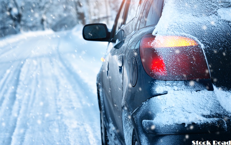 कार को बर्फ में चला रहे हैं रखें ख्याल; वरना होगी परेशानी (Take care while driving the car in snow; otherwise there will be trouble)