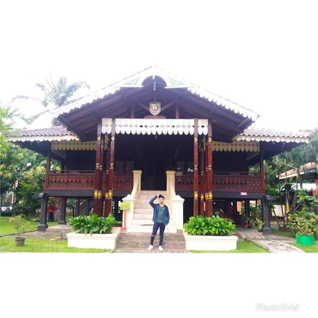 Rumah Adat Provinsi Bengkulu “Rumah Bubungan Lima” 