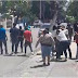 Video; Barahona; suspenden audiencia caso policía muerto en la Guazara; familiares hacen lío y protestan. 