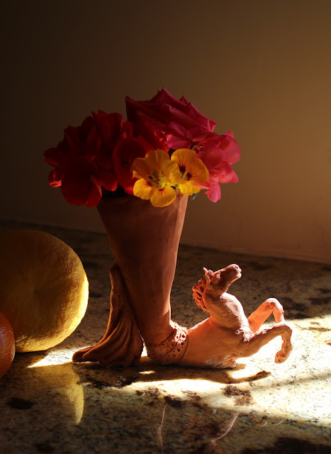 horse, vase, animal, bouquet, terracotta, Sarah Myers, orange, yellow, red, coral, nasturtiums, geraniums, rose, pelargoniums, sunlight, rhyton, ceramic, vessel, sculpture, arte, escultura, caballo, mane, decor, decorative, earthenware, salmon, clay, animal, figurative, rearing, flowers