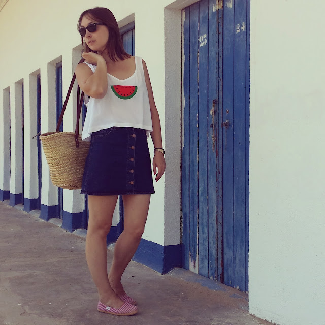 look con camiseta de carita bonita diseño sandia y corte crop top y falda seventies 