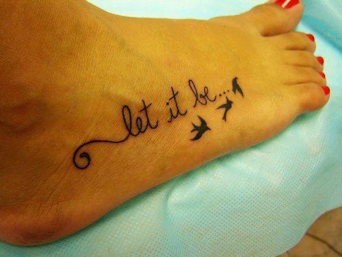 Vemos tatuajes femeninos para pies con la frase let it be