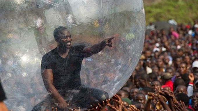Ebola : Rapper americano faz show na África dentro de uma bolha de plástico