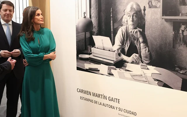 Queen Letizia wore a camel wool straight double-faced coat by Carolina Herrera, and green ranglan midi dress by Dandara